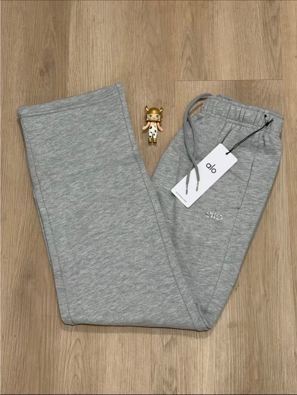 ALO Yoga Light Grey Drawstring Joggers - Picture 2 of 3